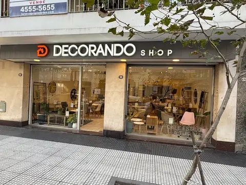 Local en Av Corrientes con Doble Vidriera y buena Marquesina - Cortina Enrollar