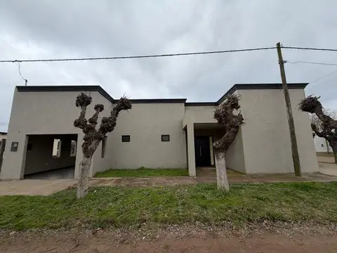 Casa de tres habitaciones en excelente estado.