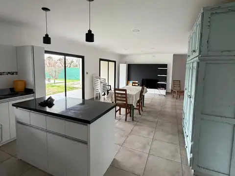 Casa de tres habitaciones en excelente estado.