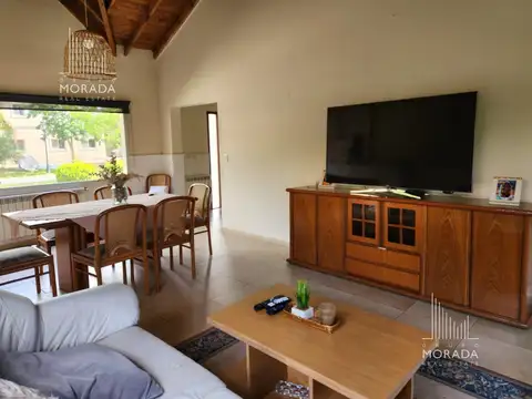 Casa en Alquiler con 4 cocheras