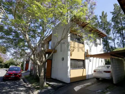 CASA TIPO DUPLEX EN COMPLEJO CERRADO  EN GONNET EN COMPLEJO CERRADO.APTO BANCO