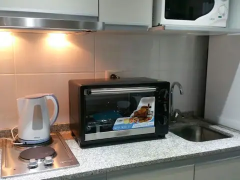 Monoambiente con balcón en edificio con amenities