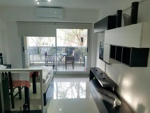 Monoambiente con balcón en edificio con amenities