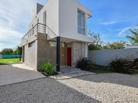 CASA EN VENTA LA PLATA GONNET 2 DORMITORIOS