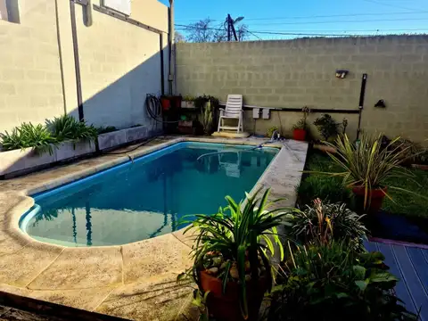 VENTA EN BLOCK Casa con piscina en Burzaco + 4 DTOS y GARAGE