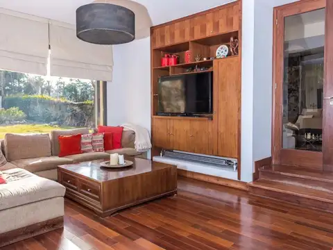 Casa 10 ambientes con 5 baños