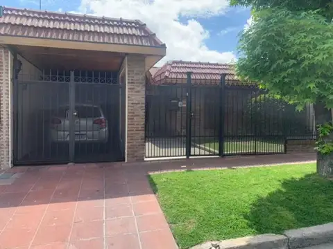 Venta de casa 4 ambientes. Castelar Norte