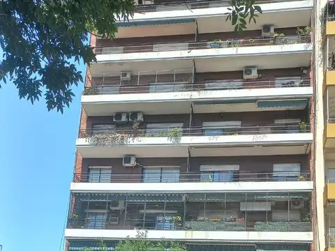 Departamento 3 amb. c/ dpcial al Frente con Balcón
