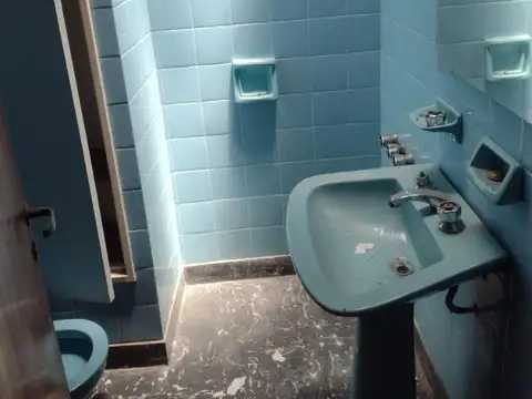 edificio, local y dos departamentos de 3 y 4 amb y lote 200