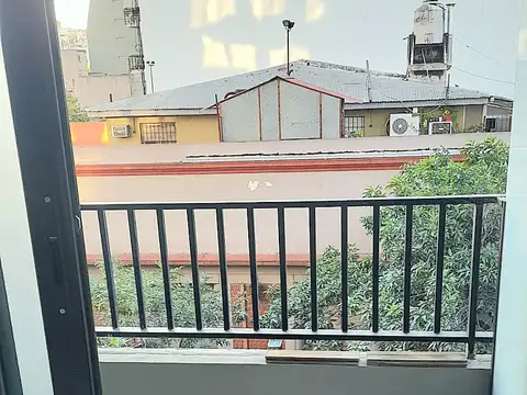 MONOAMBIENTE AL FRENTE CON BALCON/ LUMINOSO/ IMPECABLE, APTO PROFESIONAL. ESQUINA  AV SAN JUAN.