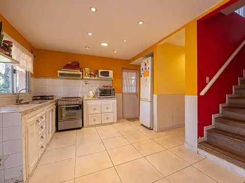 Casa 4 ambientes con 2 baños