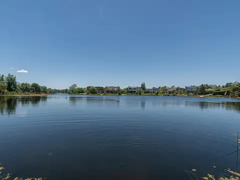 Excelente casa al lago en el Barrio Santa Catalina