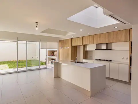 Espectacular casa, 5 dormitorios, jardin, Barrio Martín, Rosario, Venta