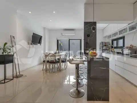 Casa 8 ambientes con 3 baños