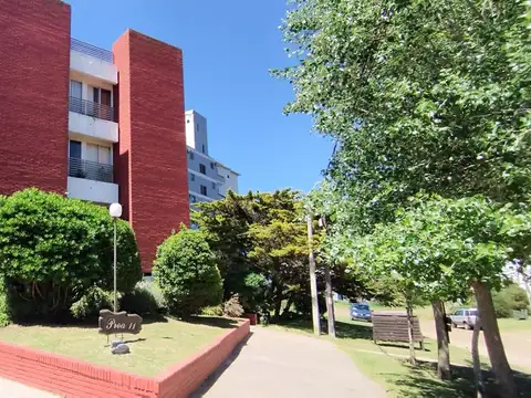 Venta y Alq Temp 2 amb c/ balcon y cochera 150mts del mar!!