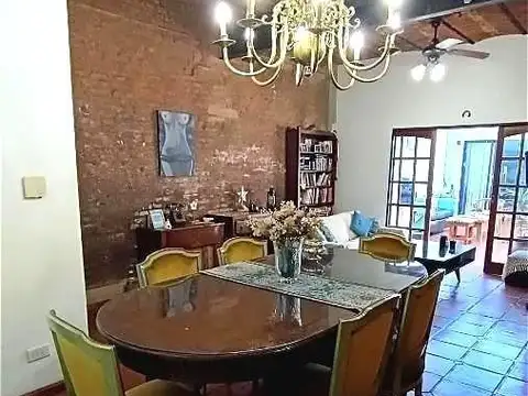 Venta casa 4 ambientes, patio terraza y cochera en Villa Del Parque.