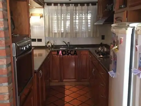 Cornelio Saavedra  al 200. Moreno centro