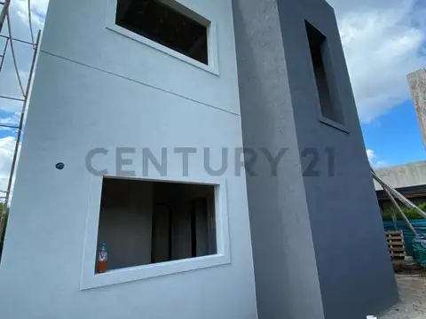 Casa en Venta con 4 cocheras