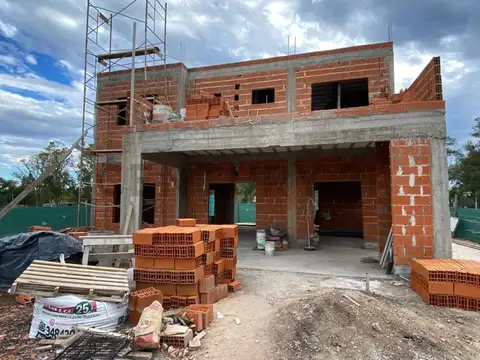 CASA DE 5 CUARTOS EN SANTA SOFIA