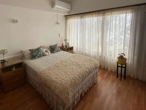 Casa en Alquiler con 1 cochera
