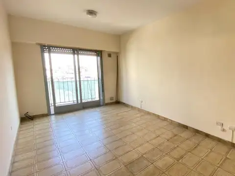 2  AMBIENTES AL FRENTE CON BALCON, MUY LUMINOSO