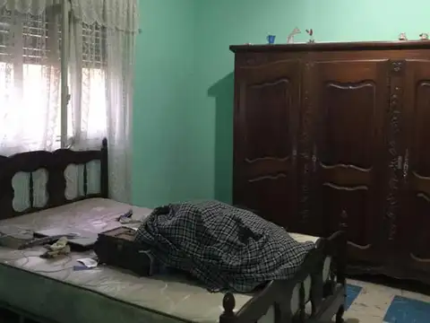 A OF 41   CASA DE 3 AMBIENTES  Y UN DEPARTAMENTO AL FONDO.