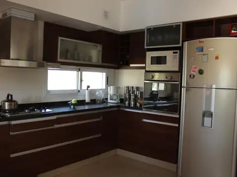 Venta , Alquiler Temporario. Casa  sobre el golf en  Golfers c.c