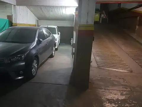 VENTA COCHERA DOBLE EN VILLA URQUIZA. FIJA Y CUBIERTA