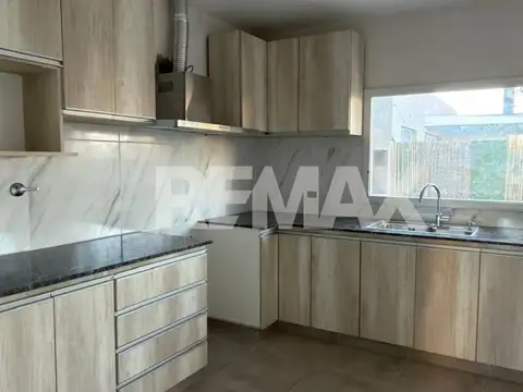 Casa 6 ambientes con 2 baños