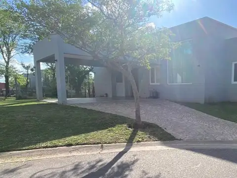 Casa  en Venta en Santa Guadalupe, Pilar del Este, Pilar
