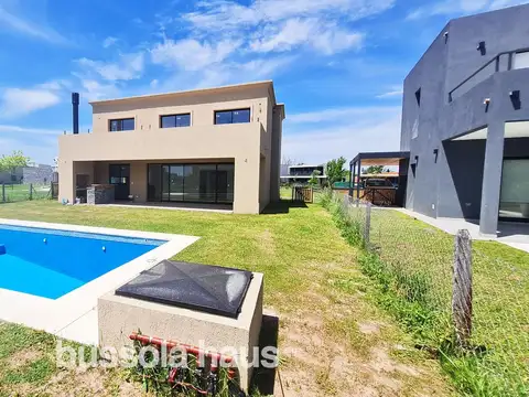 Casa en venta de 6 ambientes con pileta en Acacias Puertos Escobar