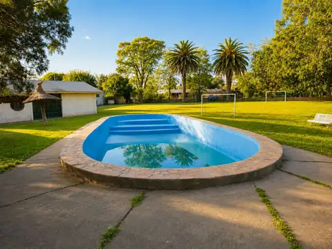 VENTA CASA, QUINCHO, JARDIN y PILETA - 2400 m2