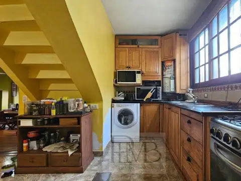 CASA 6 AMBIENTES en LOTE PROPIO (Barrio "mil casitas"). Con TERRAZA. EXCELENTE UBICACIÓN (A 4 cuadras de Av. Rivadavia)