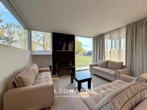 Casa en Venta con 2 cocheras