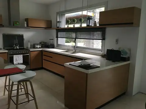 Casa 5 ambientes con 4 baños