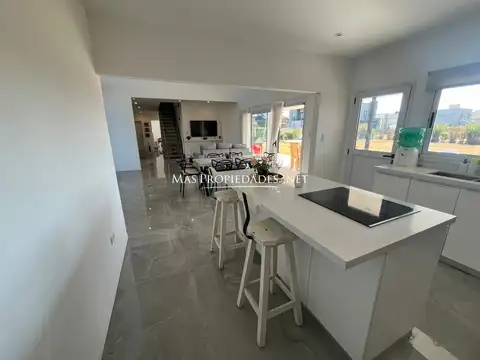 Casa en Alquiler con 4 cocheras