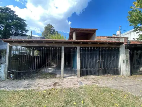 CASA EN VENTA EN LONGCHAMPS 5 AMBIENTES CON TERRAZA, GARAGE, PATIO  Y LOCAL COMERCIAL