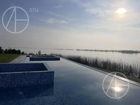 Casa en Venta con 5 dormitorios al lago en Puertos del Lago