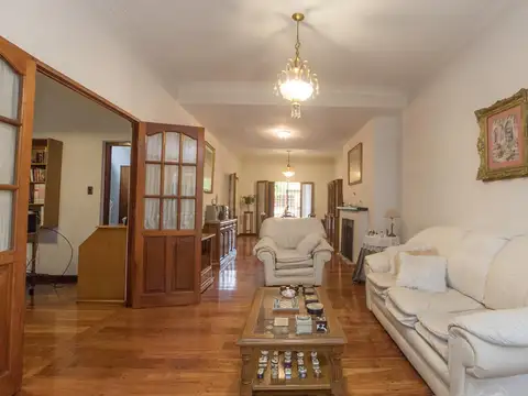 CASA 5 AMBIENTES C/FONDO LIBRE - QUINCHO Y PISCINA