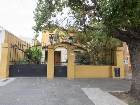 CASA 5 AMBIENTES C/FONDO LIBRE - QUINCHO Y PISCINA