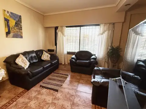 VENTA DE CASA CHALET DE 4 AMB. EN ISIDRO CASANOVA
