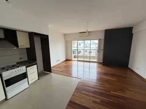 EXCELENTE MONOAMBINTE AL FERNTE CON BALCON SOBRE MONROE. IMPECABLE.