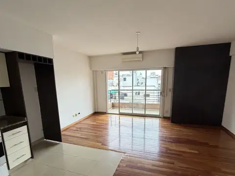 EXCELENTE MONOAMBINTE AL FERNTE CON BALCON SOBRE MONROE. IMPECABLE.
