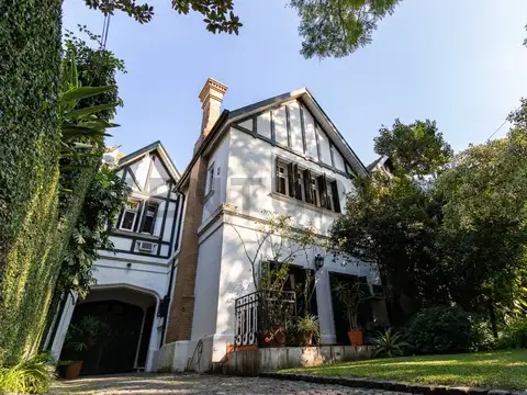 Imponente Chalet de Estilo Inglés en Olivos Vías a Libertador con jardín y pisicina - Acepta propied
