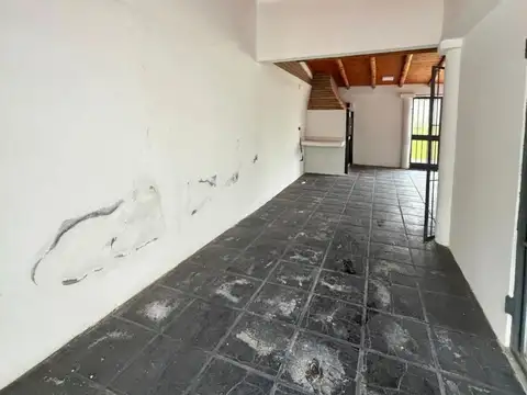 Casa 5 ambientes con 1 baño