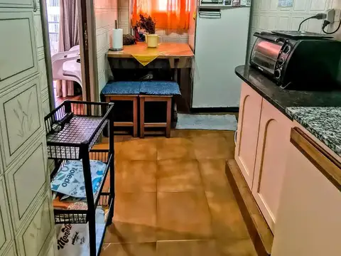 Excelente depto semi piso , 3 amb, balcón a la calle y coche