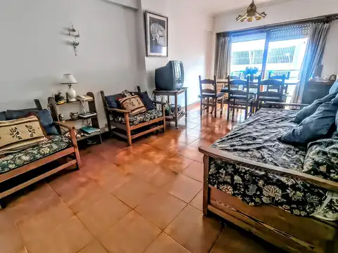 Excelente depto semi piso , 3 amb, balcón a la calle y coche