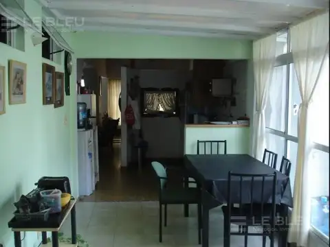 Casa 7 ambientes con 2 baños