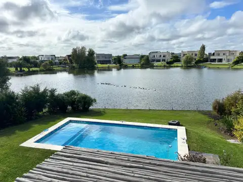 CASA EN VENTA A LAGUNA EN EL CANTON NORTE