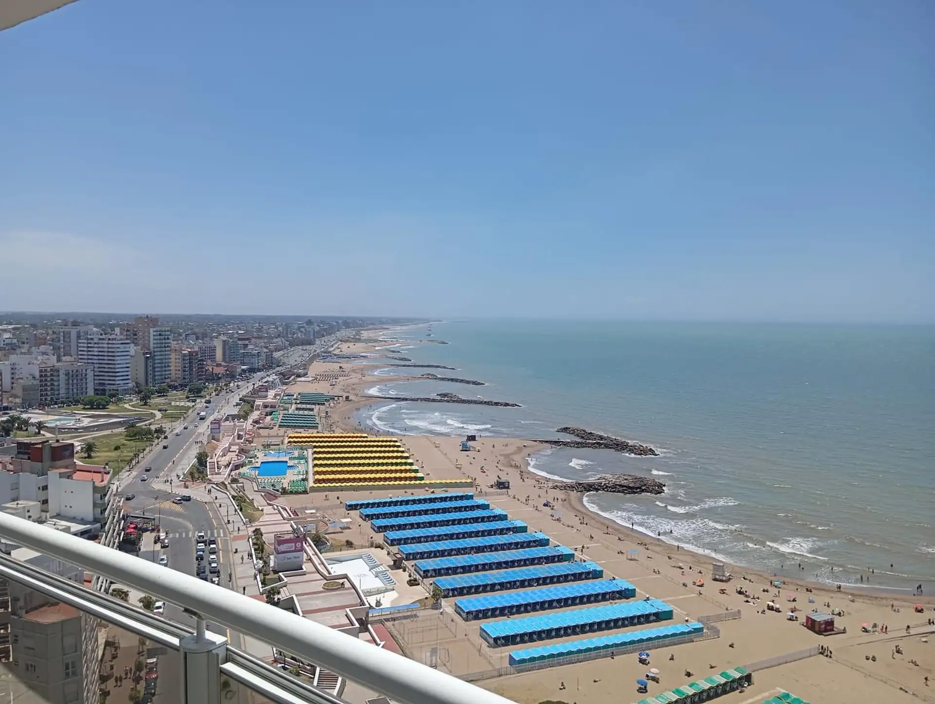 Departamento de 4 ambientes con dependencia y cochera - Vista al Mar - La Perla